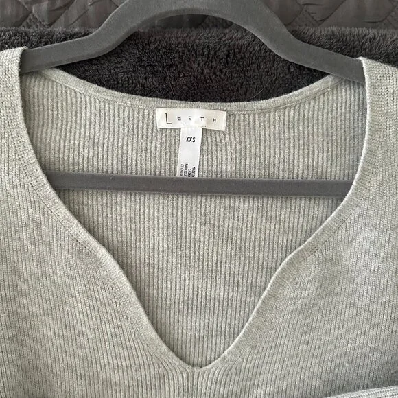 Leith Lightweight Sweater with Sweetheart V-Neck Detail - Size XXS - Loose Fit - Picture 4 of 6